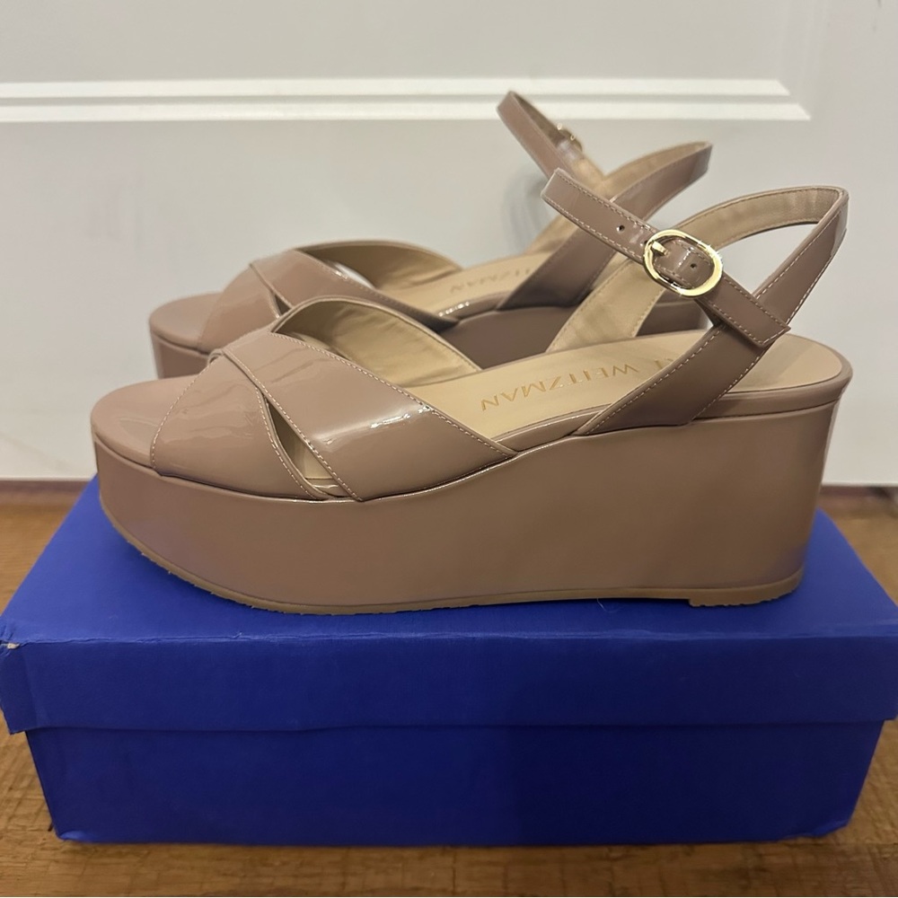 NIB Stuart Weitzman Carmen Midi Wedge 8.5 MSRP $450 Crisscross Sandal Fawn